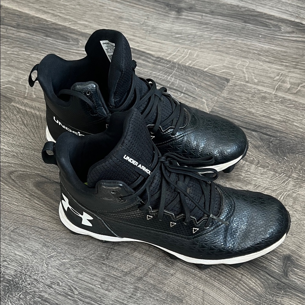 Under Armour boys Black and White Athletic cleats